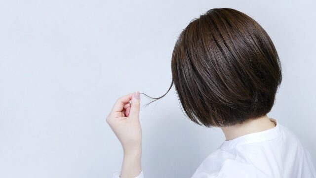 髪の毛に悩みを持つ女性の画像