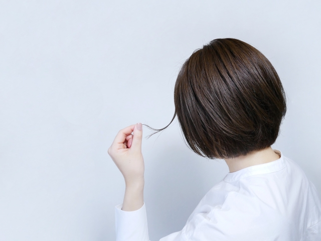 髪の毛に悩みを持つ女性の画像